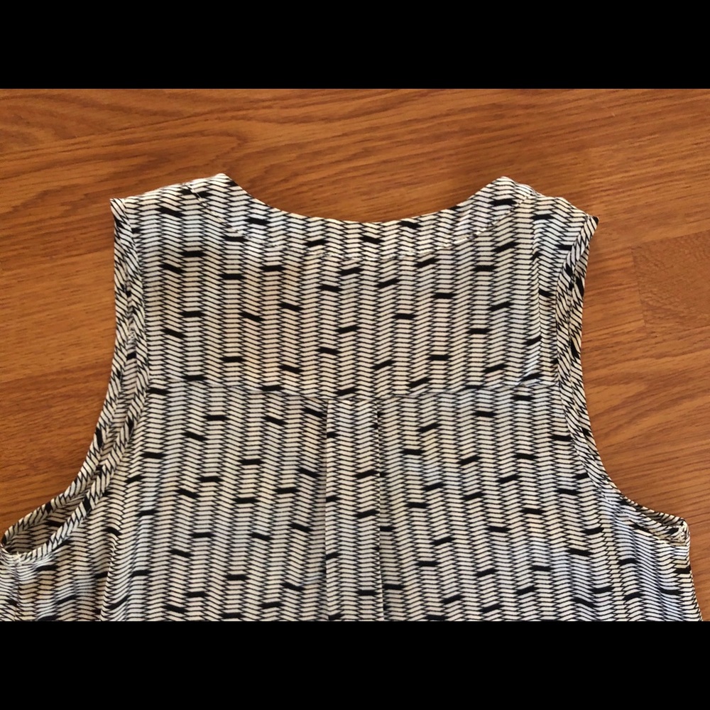 Lush Sleeveless B&W Business Casual Blouse - Picture 4 of 5